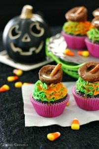 chocolate witch's cauldron cupcakes with brownie cauldrons and salted caramel - www.yummycrumble.com