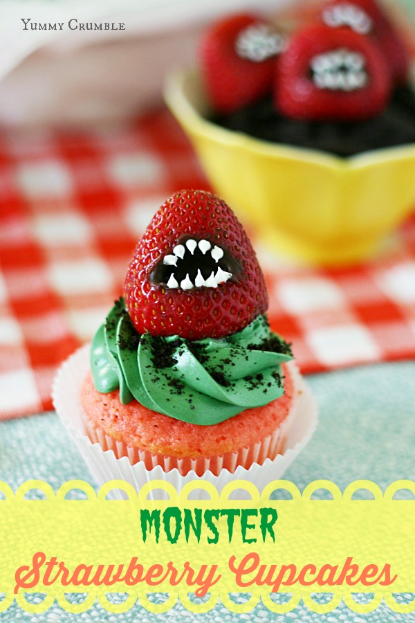 Monster Strawberry Cupcakes with vanilla buttercream and crushed oreo cookies - Yummy Crumble