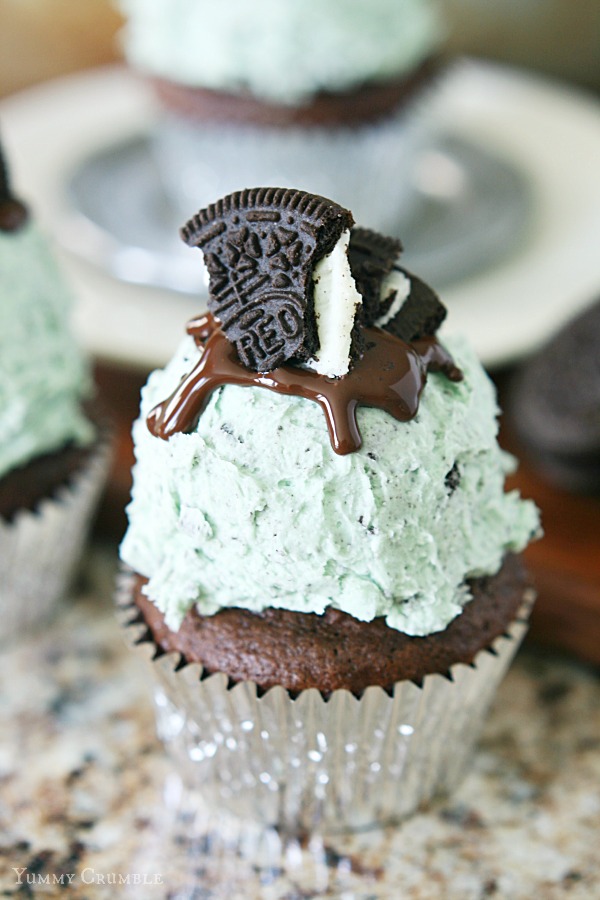 Mint Cookies and Cream Oreo Cupcakes - www.yummycrumble.com